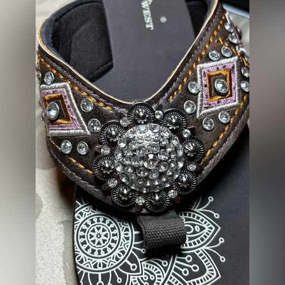 NWT in BoxMontana West Women’s 8 Brown Embellished Wedge Sandals Silver Pink - Picture 7 of 10